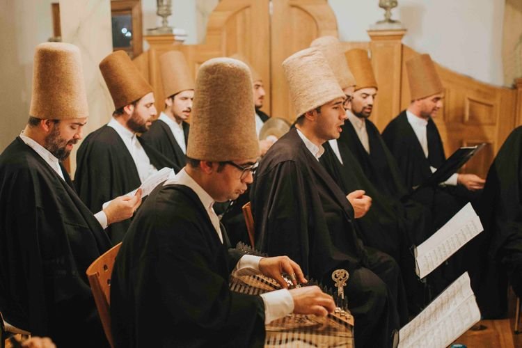 Mutrib heyeti âyin icrası: sikke ve tennûre ile ney, kudüm ve kânûn